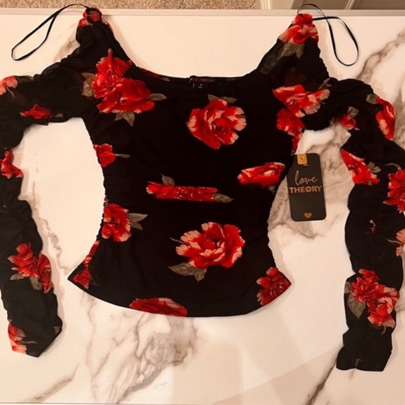 Love Theory rouse Black and Red Rose Stretchy Top. Size S NWT - Picture 2 of 7